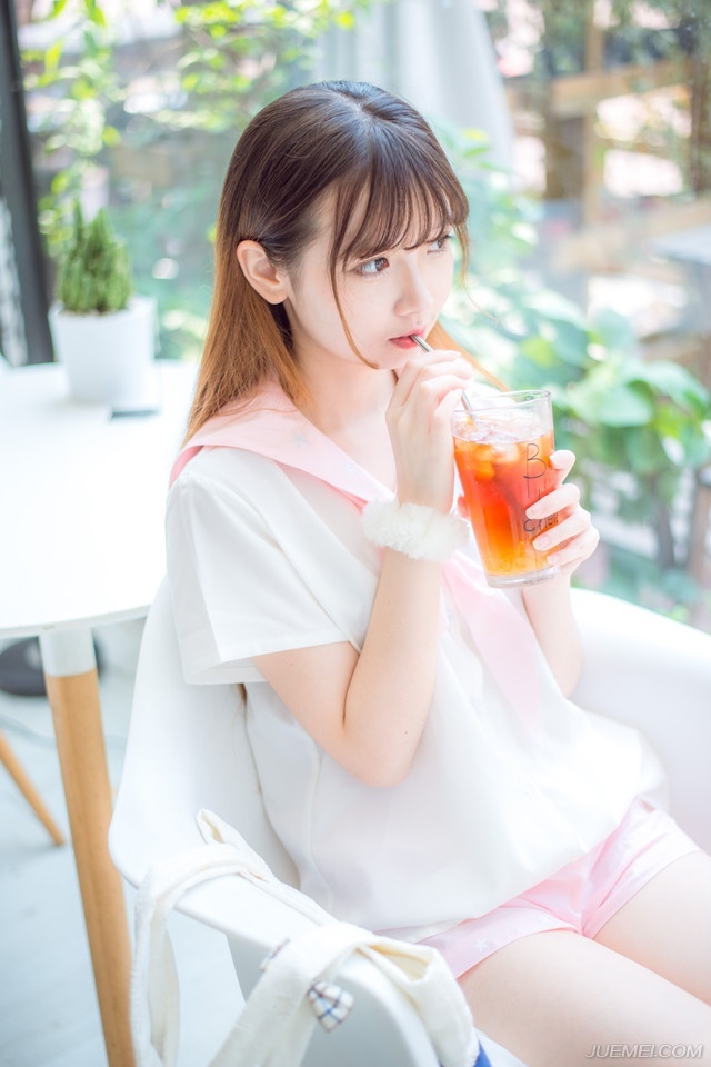 “曹操曾经不守规矩，妄图以刺段行刺主公以及少主，奸计未遂，蜀中虽然消息鄙陋，但这已经是一年前的事情，后果如何，诸位应该清楚，中原四州之地，上至险要，下至县令，无论本人还是家人，尽皆遭到死亡刺杀，徐州陈氏，乃徐州第一大族，经此一战，烟消云散，满门皆屠。”庞统挣了挣双臂，没能挣脱，也不再费力，只是看向帐中众将，淡然道：“诸位杀了我之后，可以让家人准备后事了，记住，是全家的。”